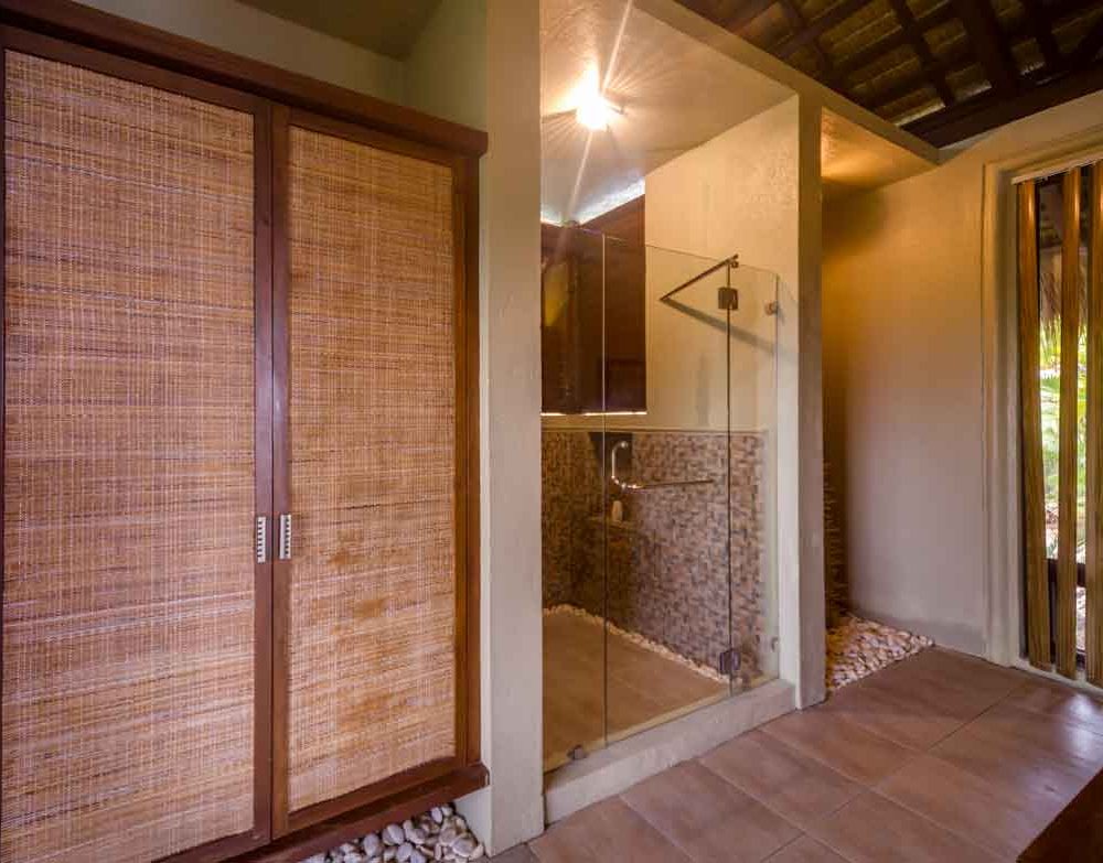 En suite bathroom fully furnished with everything that you need for your stay at the villa.